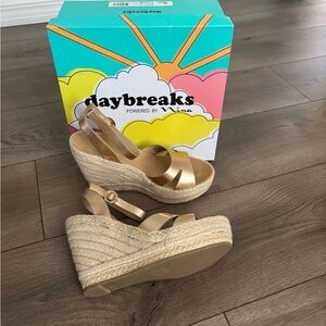 NIB Daybreaks Powered by Nina Estelle Gold Wedge Sandals Sz 7.5